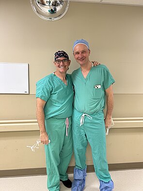 Dr. Shadley Schiffern und Dr. Christian Hoeckle in grüner OP-Kleidung