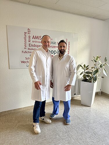 Dr. Hoeckle und Herr Mansour Zwei Ärzte in weißen Kitteln