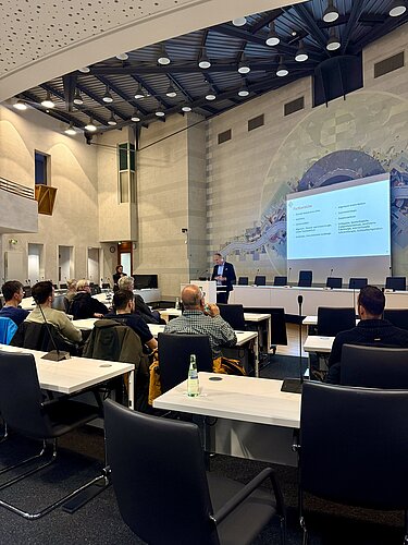 Dr. Christian Hoeckle beim Gesundheitsdialog Dr. med. Christian Hoeckle hält einen Vortrag beim Gesundheitsdialog über das Leistungsspektrum des Cellitinnen-Krankenhauses Maria-Hilf im Kreishaus in Bergheim vor interessiertem (Fach)Publikum.