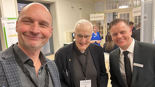 Endoprothetikkongress Selfie von Dr. Hoeckle, Alfred Karbowski und einem dritten Mann auf dem Endoprothetikkongress 2026 in Berlin