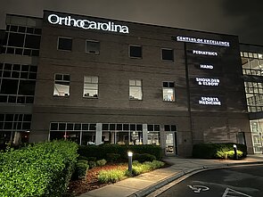 Praxisgebäude von OrthoCarolina bei Nacht
